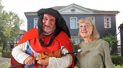 Gabi und Uwe Schumacher im Dorf