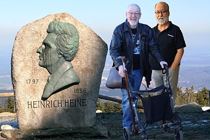 Norbert Neukamp und Jürgen Taake am Heine-Denkmal auf dem Brocken